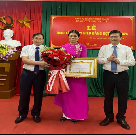 LỄ TRAO HUY HIỆU 30 NĂM TUỔI ĐẢNG